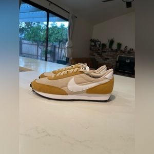 Women’s Daybreak Nike Rattan size 7